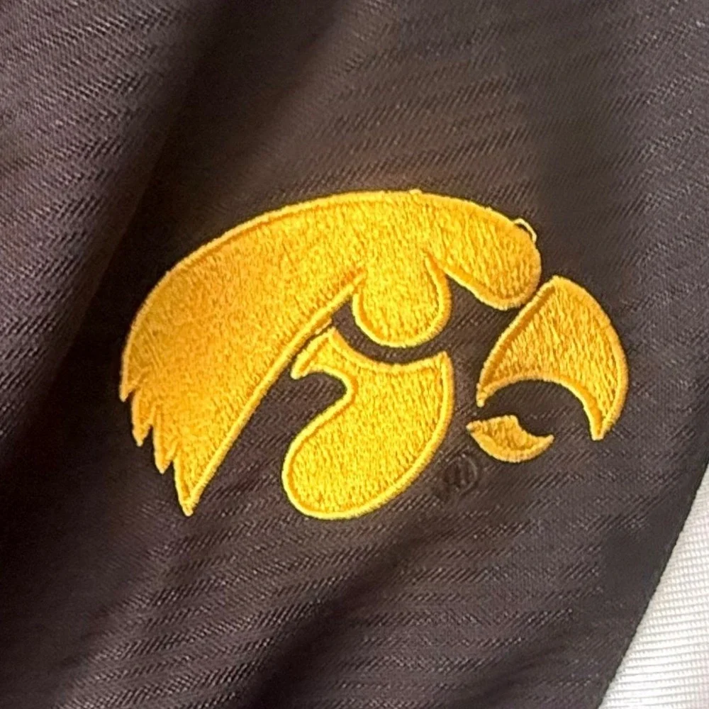 Stadium Athletics Iowa Hawkeyes Shorts Mens Large Embroidered Logo Black Gold